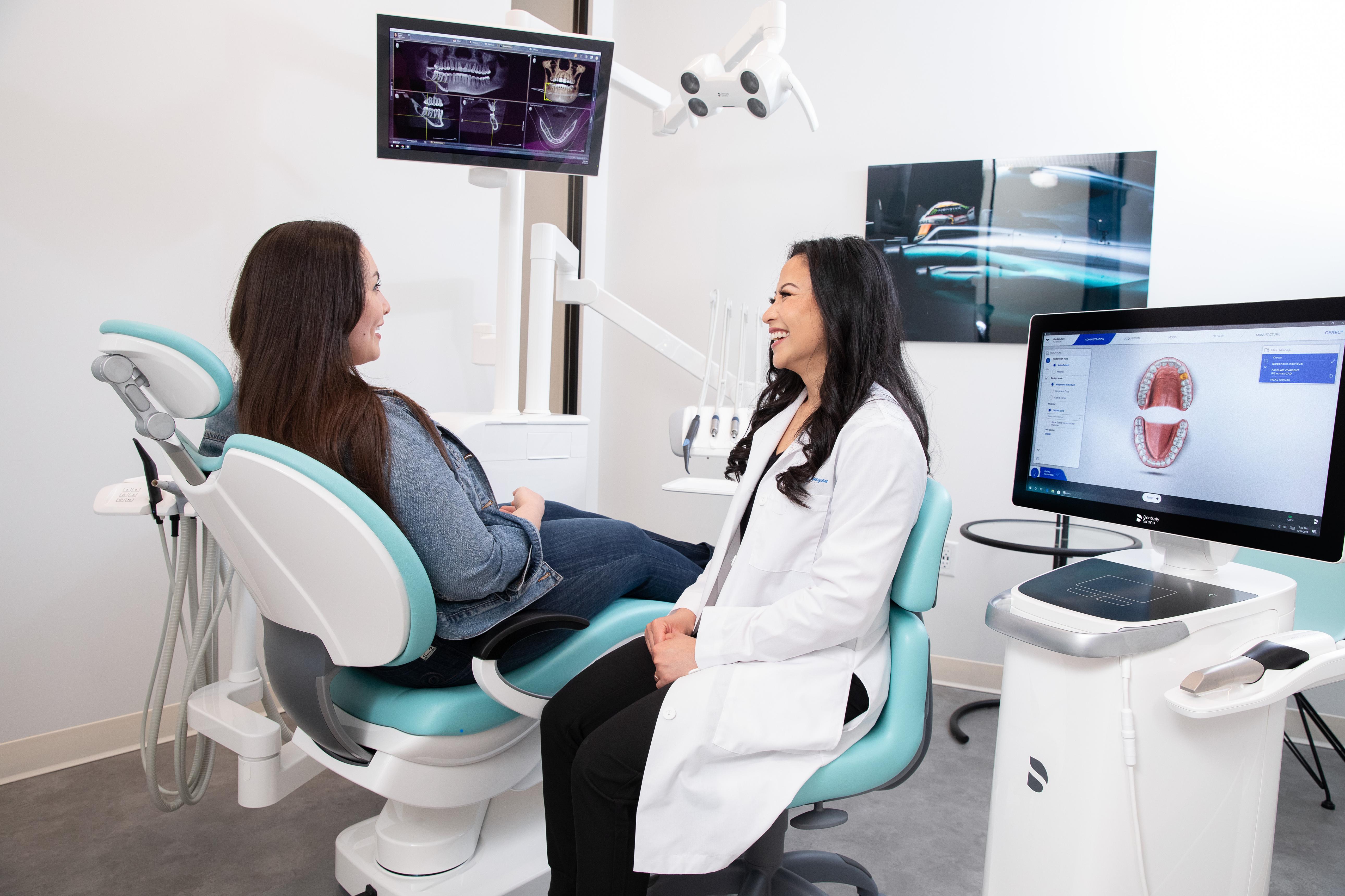 Dentista atendiendo a un paciente en consulta